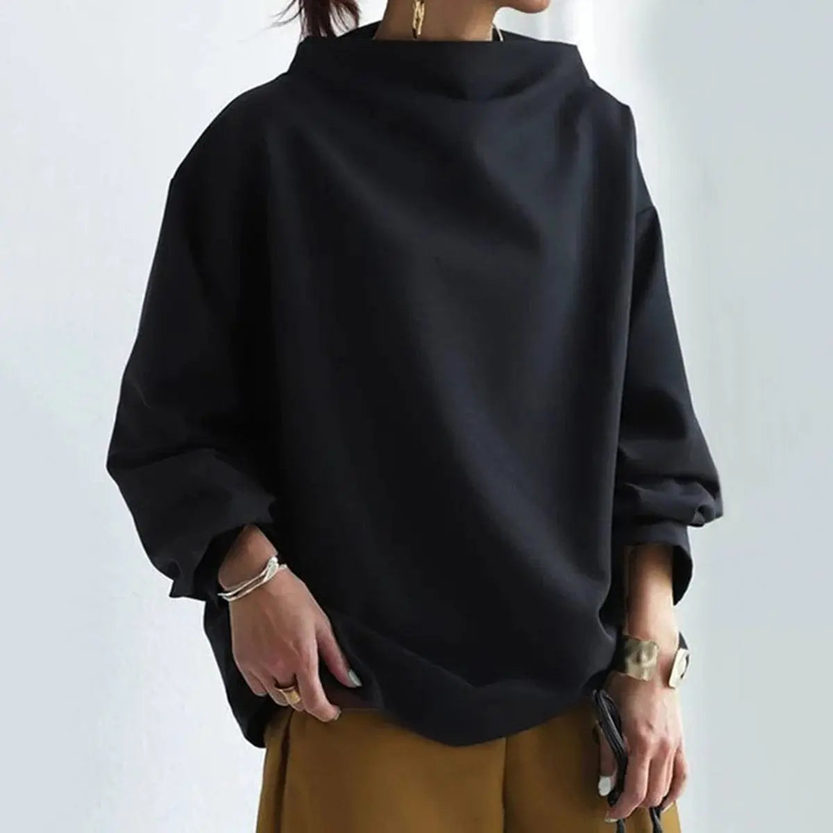 Damski oversize’owy sweter z dzianiny z wysokim kołnierzem, o luźnym kroju