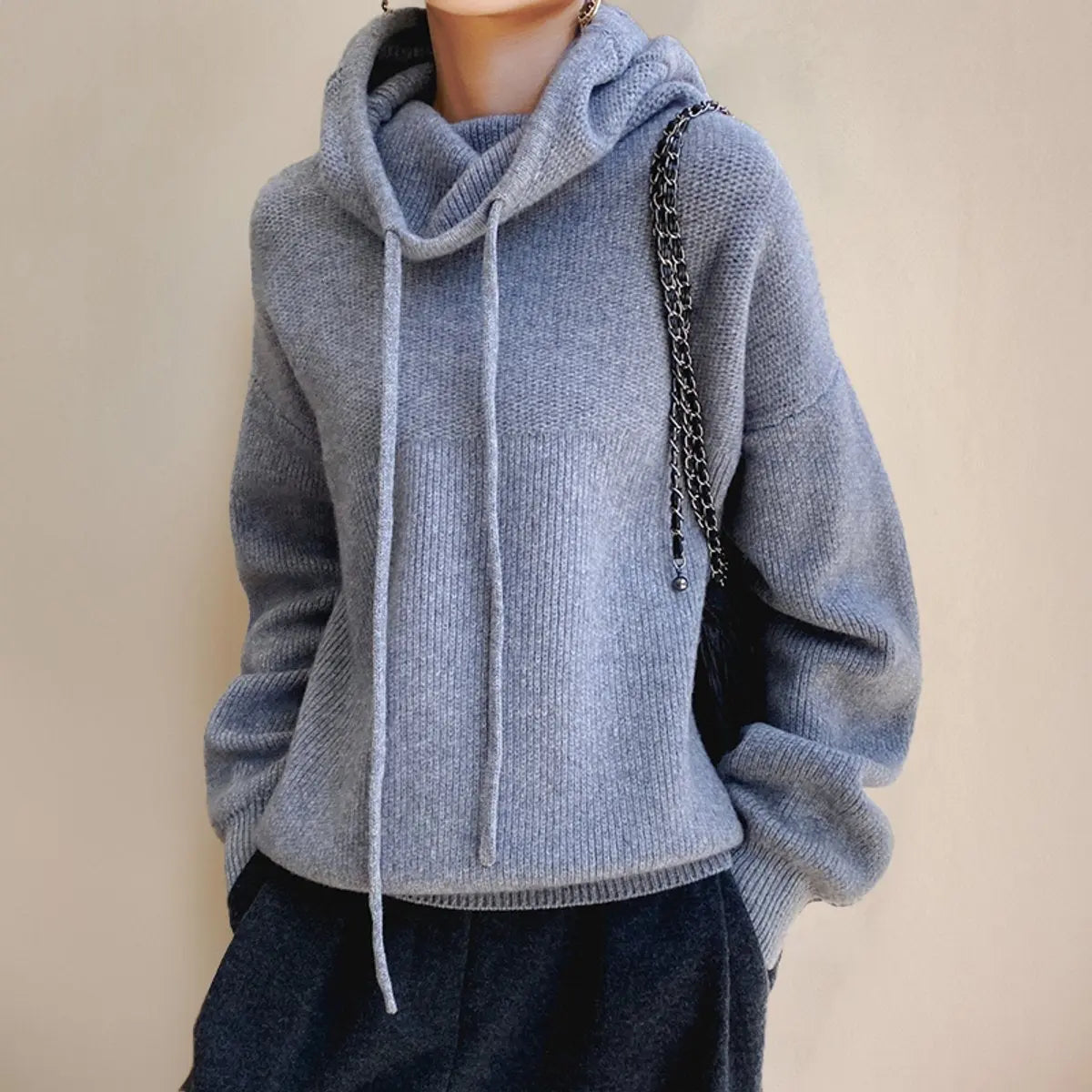 Damski oversize’owy sweter z dzianiny z kapturem i golfem