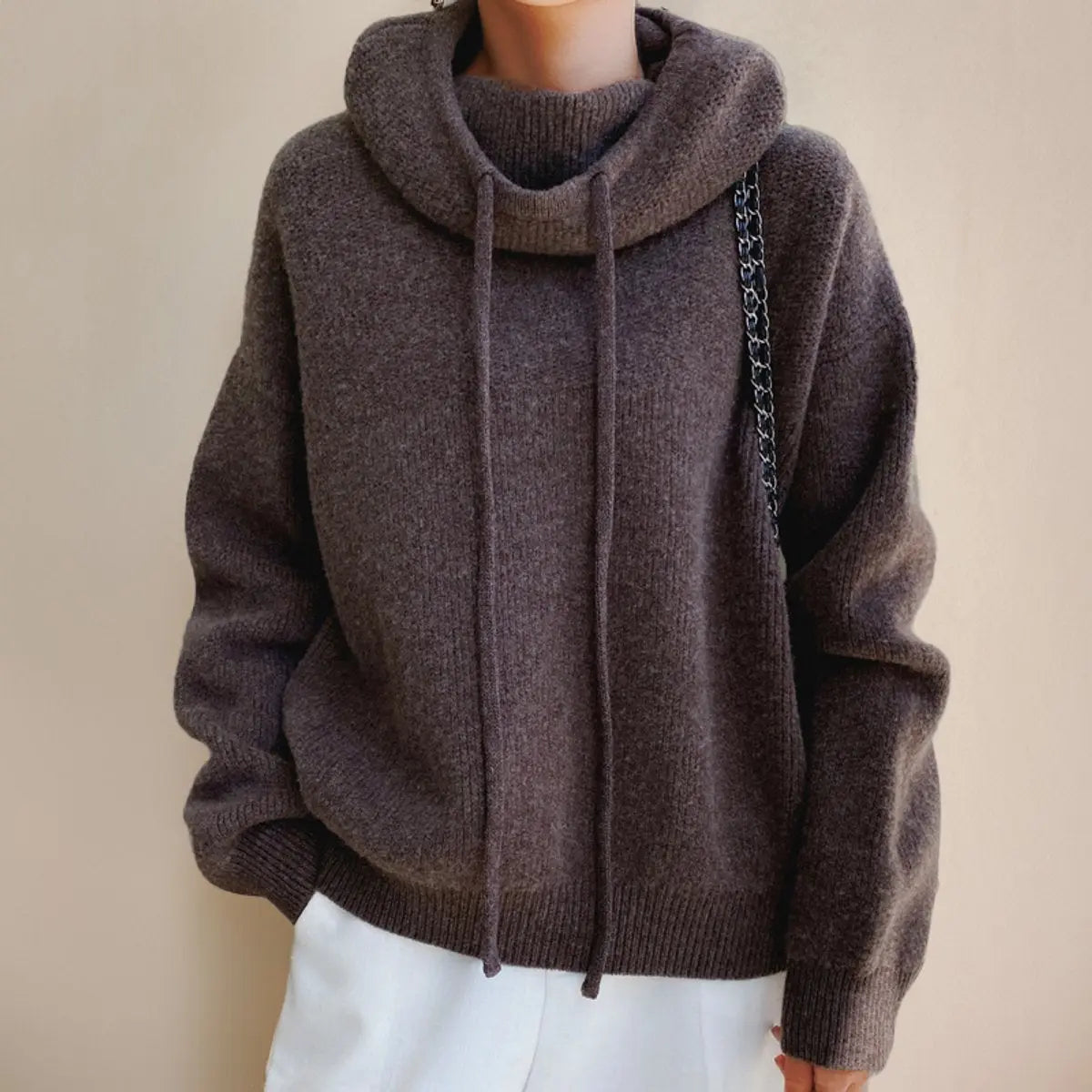 Damski oversize’owy sweter z dzianiny z kapturem i golfem