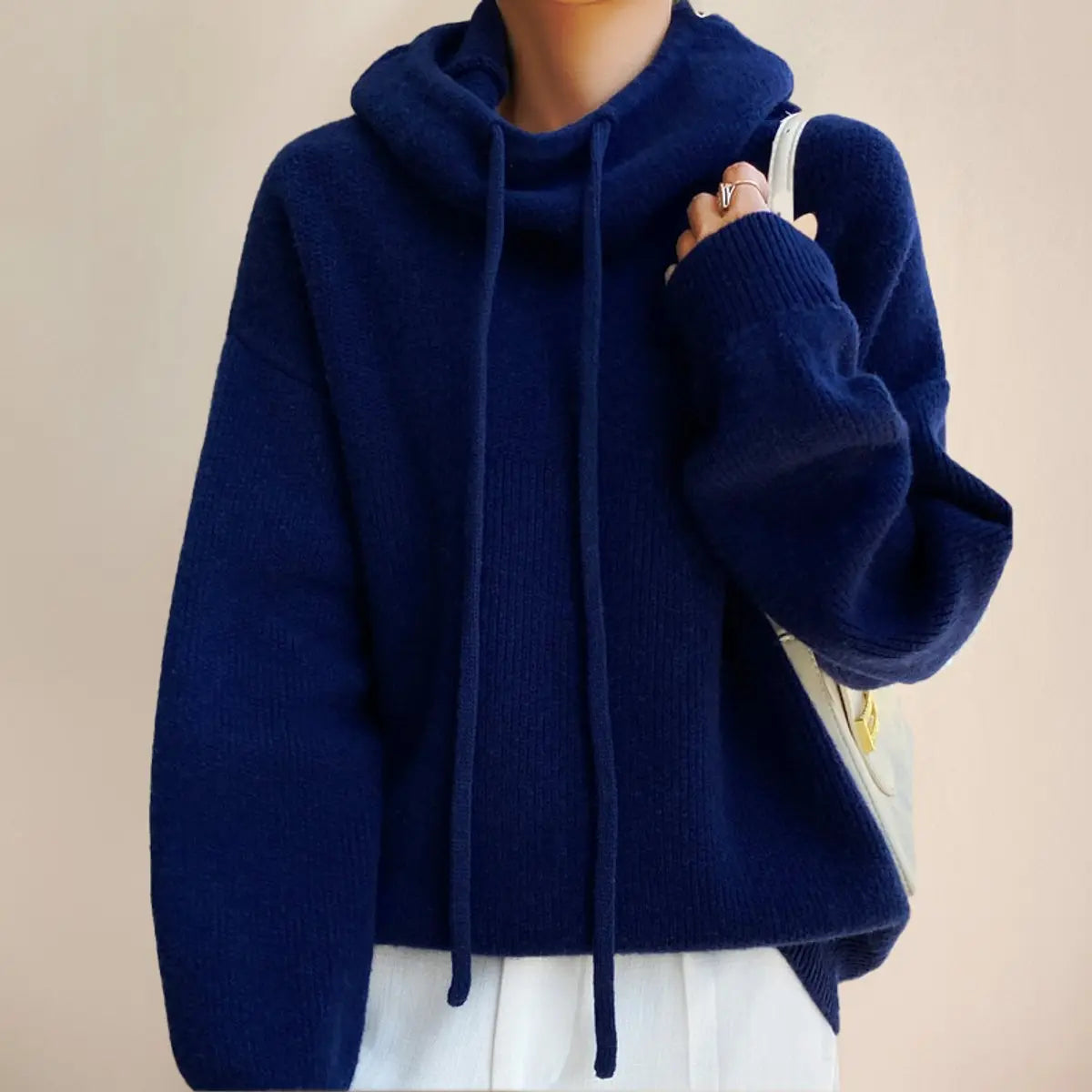 Damski oversize’owy sweter z dzianiny z kapturem i golfem