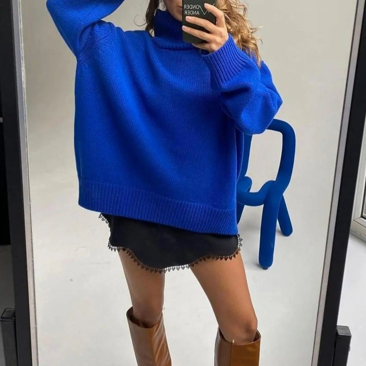 Damski oversize’owy dzianinowy sweter z długimi rękawami i golfem