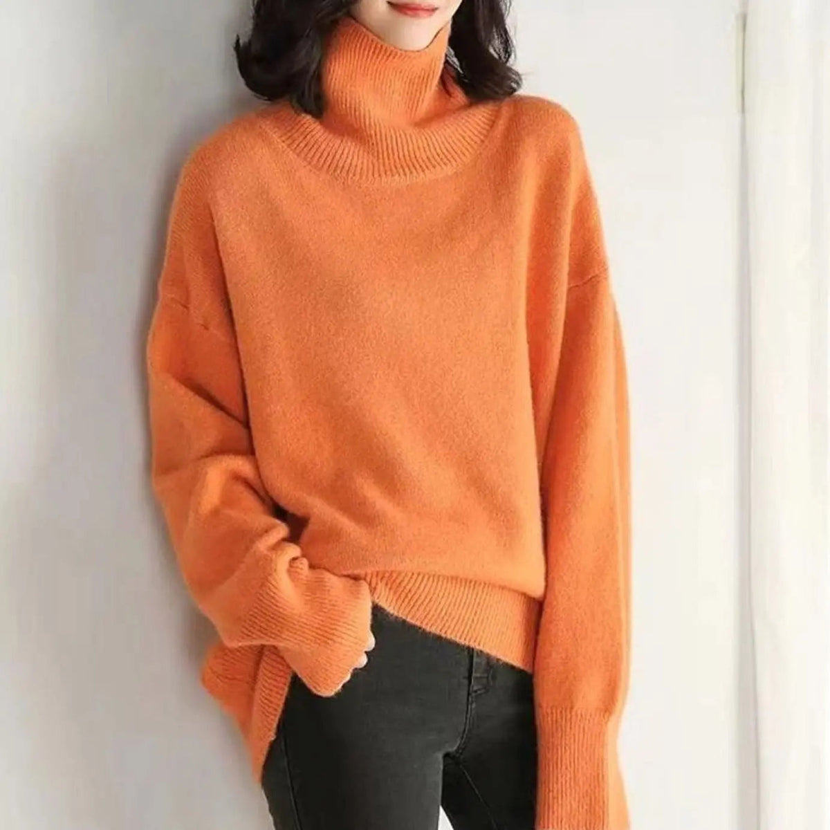 Damski oversize’owy dzianinowy sweter z długimi rękawami i golfem