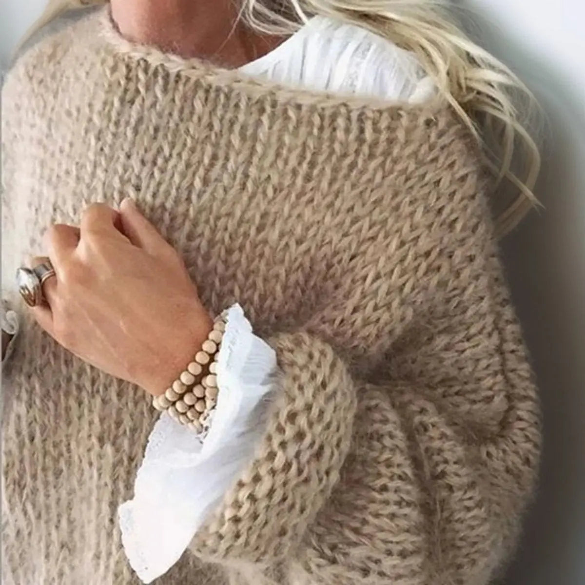 Damski oversize’owy dzianinowy sweter z domieszką moheru