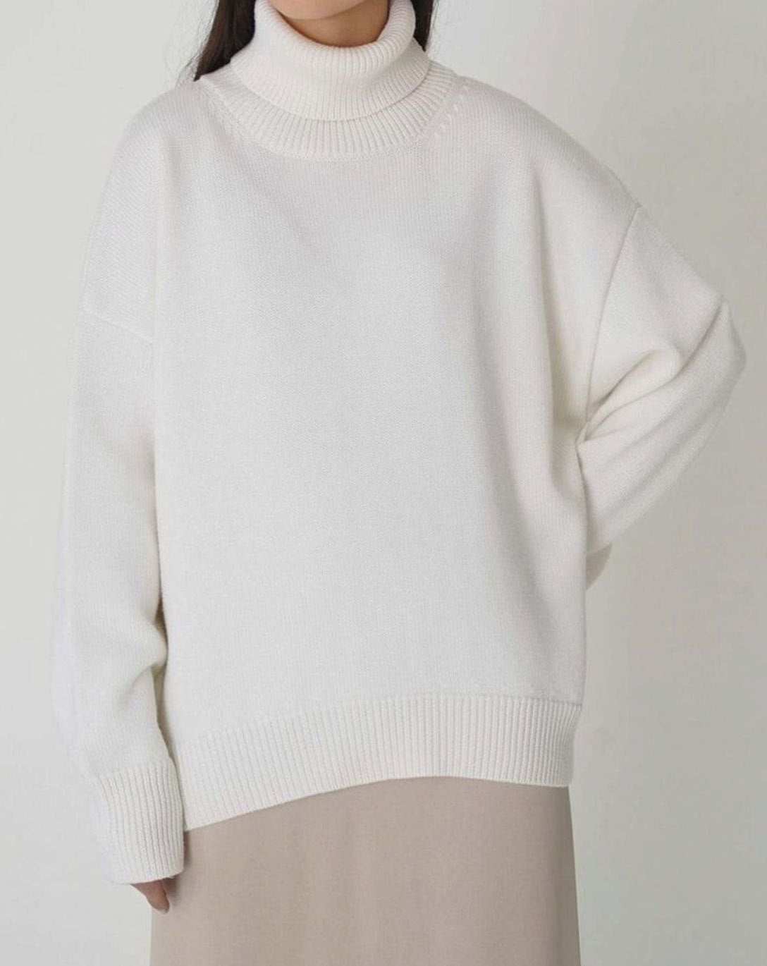 Damski oversize’owy sweter z golfem, obniżoną linią ramion i dzianinowym wykończeniem