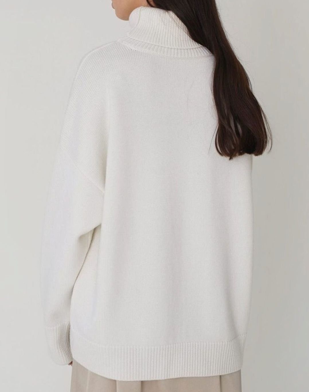 Damski oversize’owy sweter z golfem, obniżoną linią ramion i dzianinowym wykończeniem