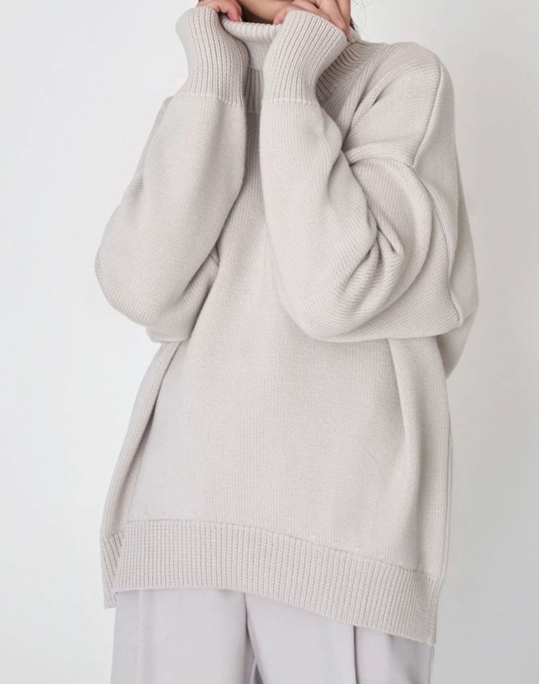 Damski oversize’owy sweter z golfem, obniżoną linią ramion i dzianinowym wykończeniem