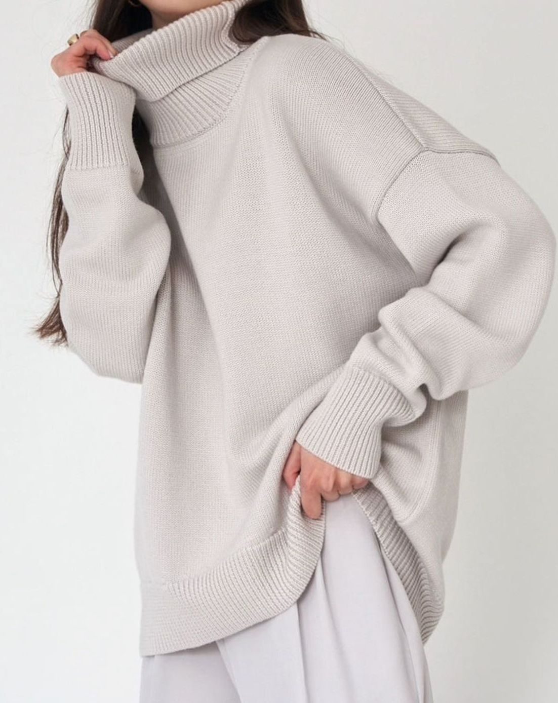 Damski oversize’owy sweter z golfem, obniżoną linią ramion i dzianinowym wykończeniem