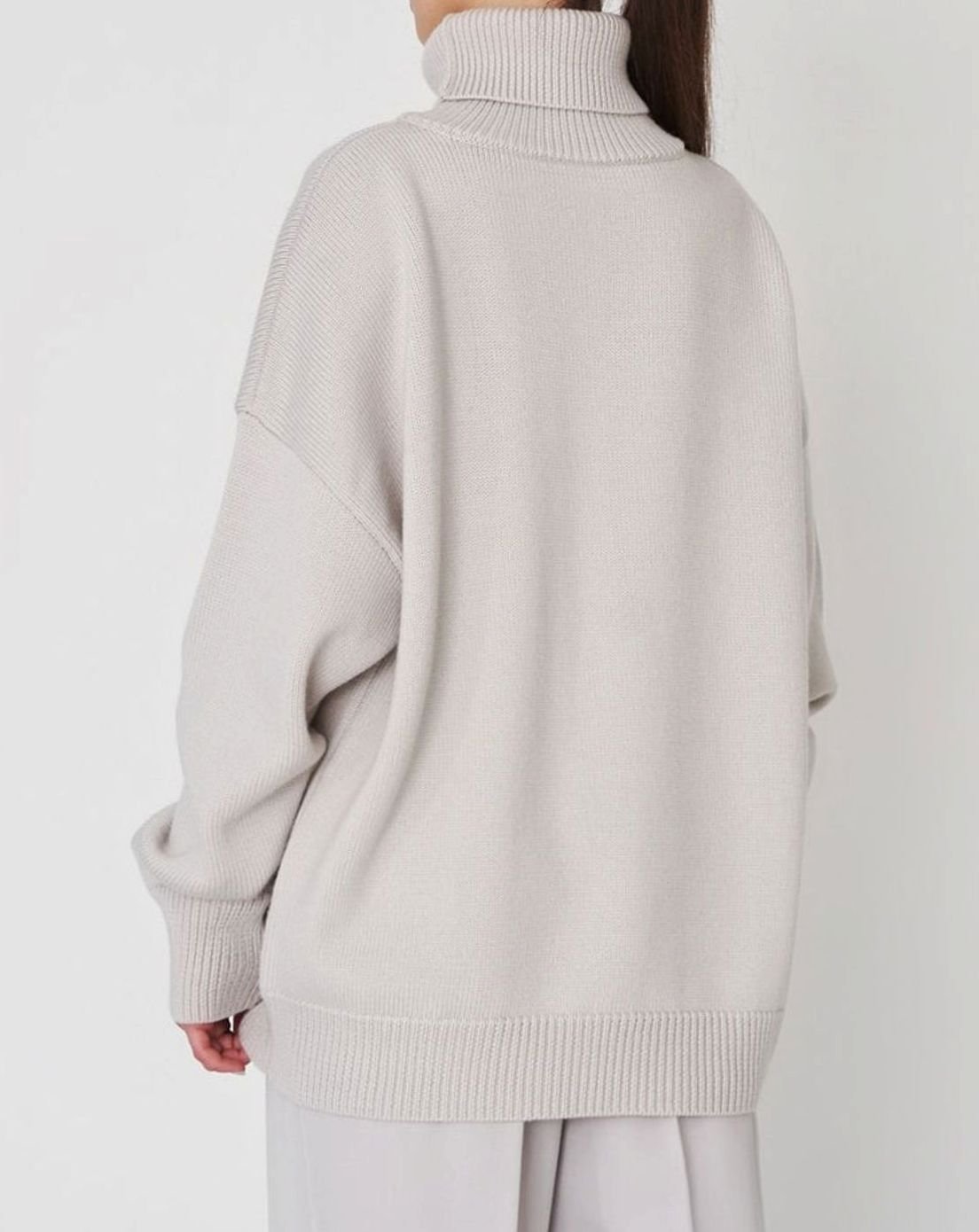 Damski oversize’owy sweter z golfem, obniżoną linią ramion i dzianinowym wykończeniem