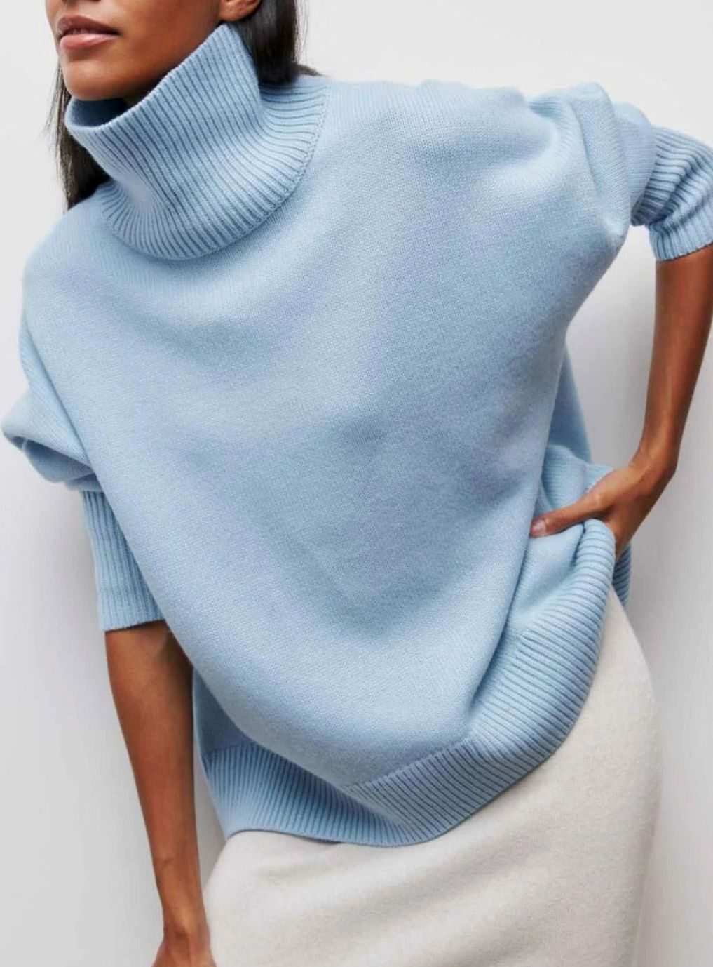 Damski oversize’owy sweter z golfem, prążkowaną dzianiną i rozcięciami na łokciach