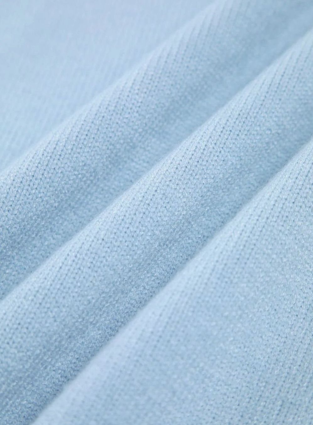 Damski oversize’owy sweter z golfem, prążkowaną dzianiną i rozcięciami na łokciach