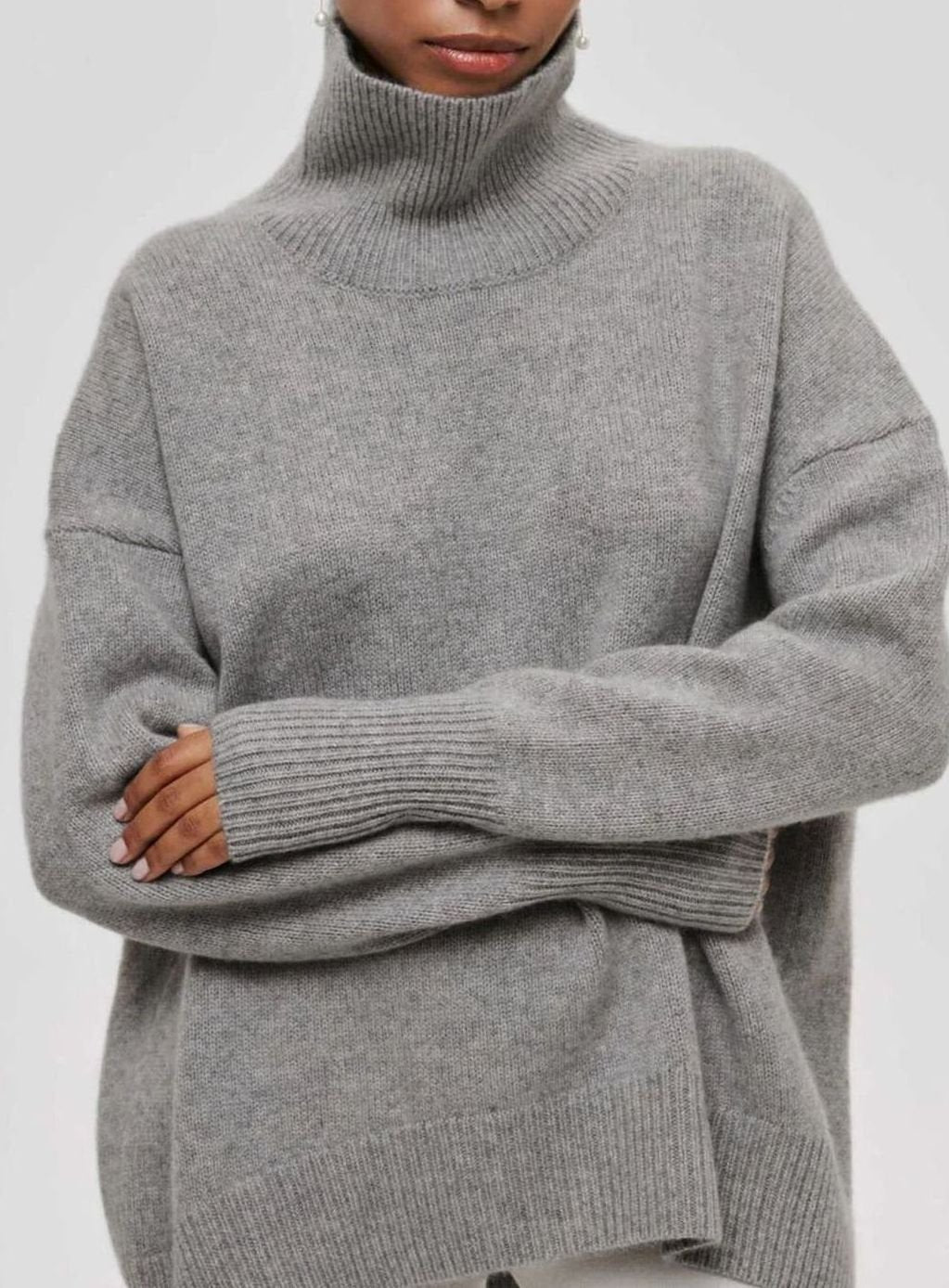 Damski oversize’owy sweter z golfem, prążkowaną dzianiną i rozcięciami na łokciach