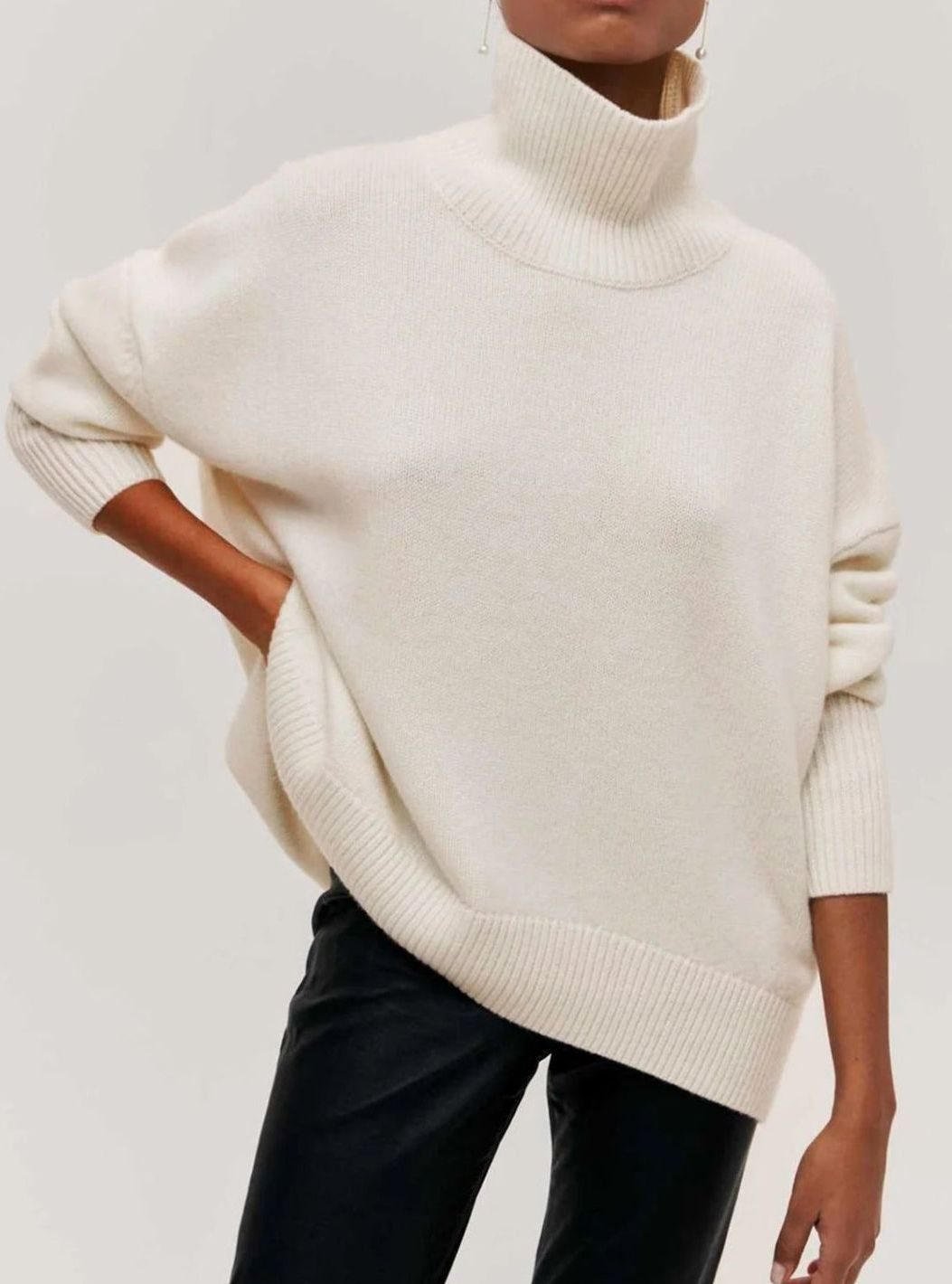 Damski oversize’owy sweter z golfem, prążkowaną dzianiną i rozcięciami na łokciach