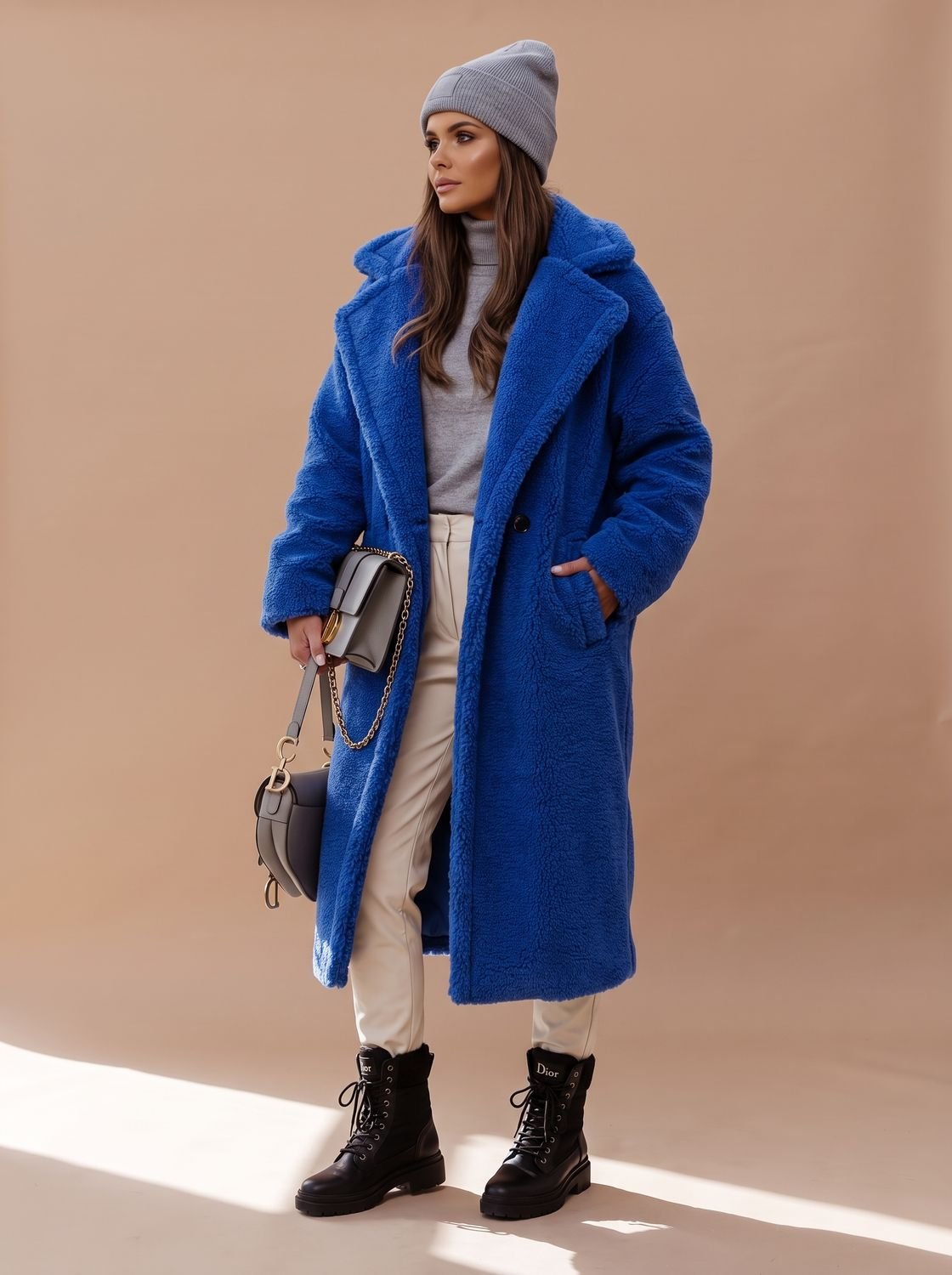 Emily | Damski oversize'owy długi zimowy płaszcz ze sztucznego futra teddy