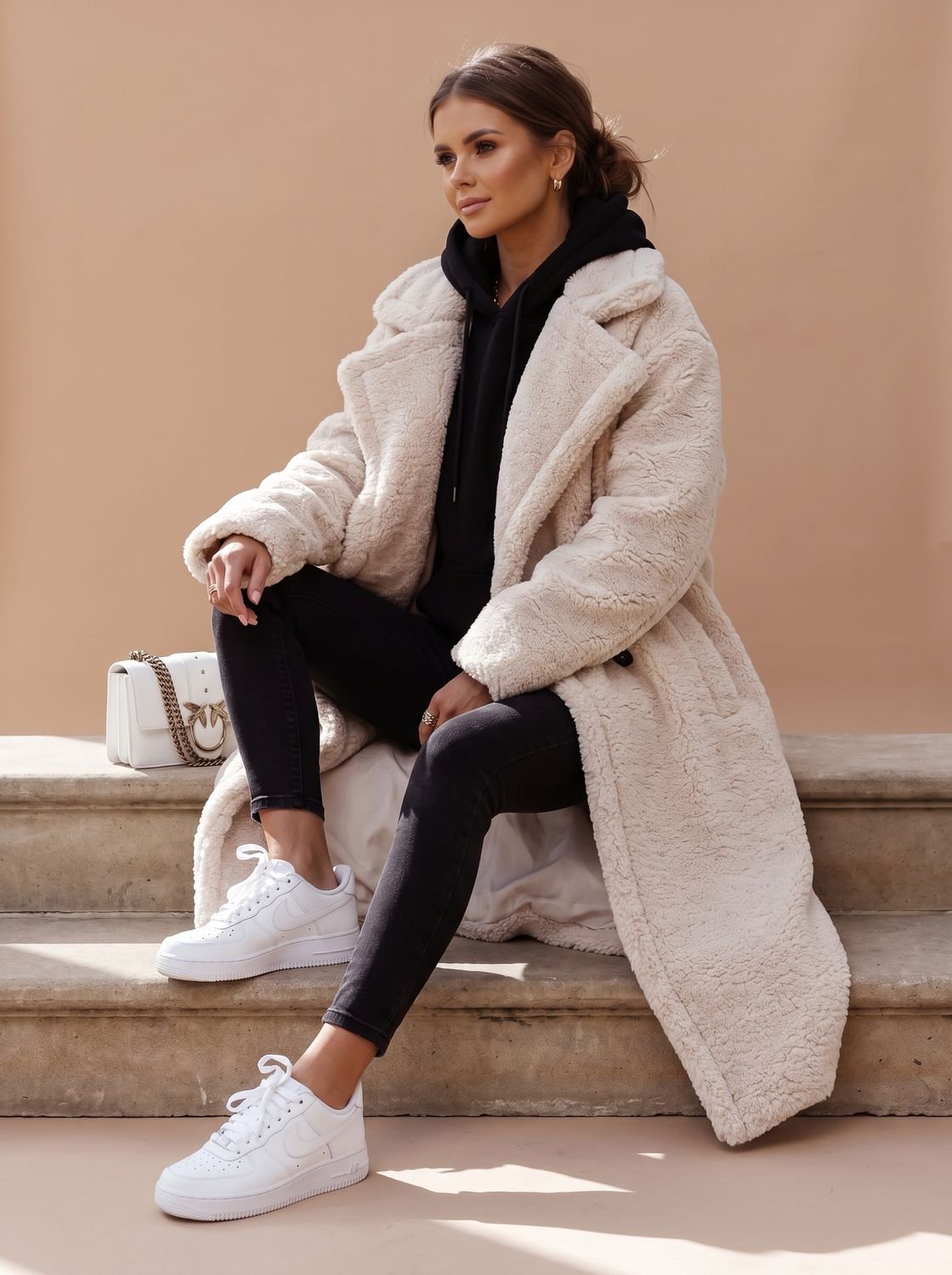 Emily | Damski oversize'owy długi zimowy płaszcz ze sztucznego futra teddy