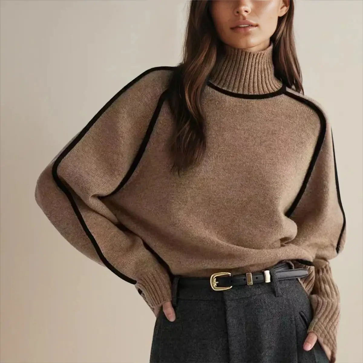 Damski oversize’owy dzianinowy sweter z golfem i kontrastowymi pasami