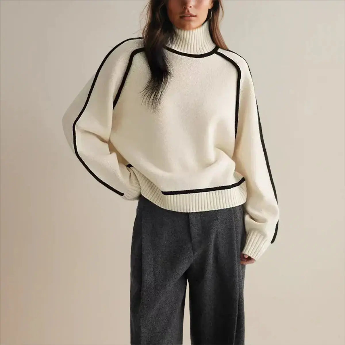 Damski oversize’owy dzianinowy sweter z golfem i kontrastowymi pasami