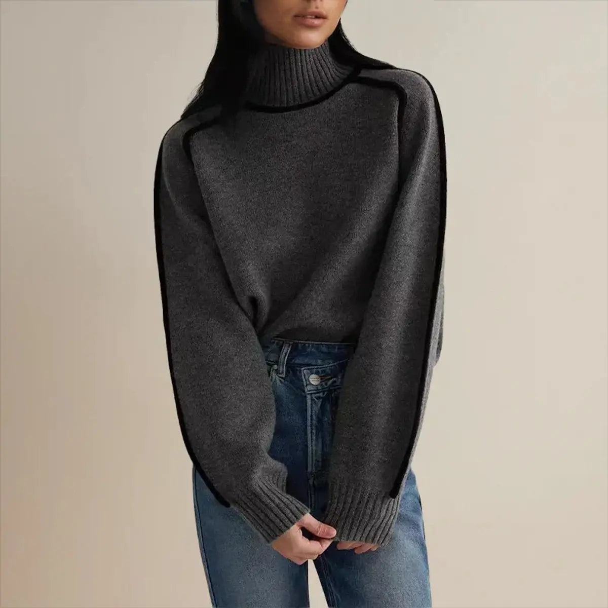Damski oversize’owy dzianinowy sweter z golfem i kontrastowymi pasami