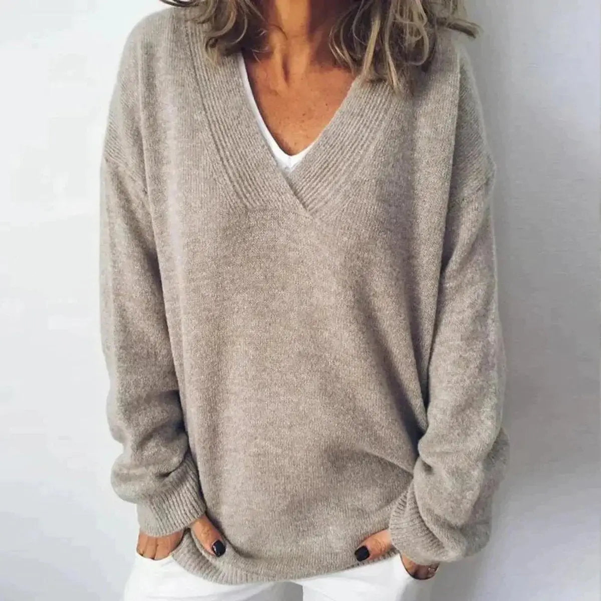 Damski oversize’owy dzianinowy sweter z dekoltem w serek i długimi rękawami