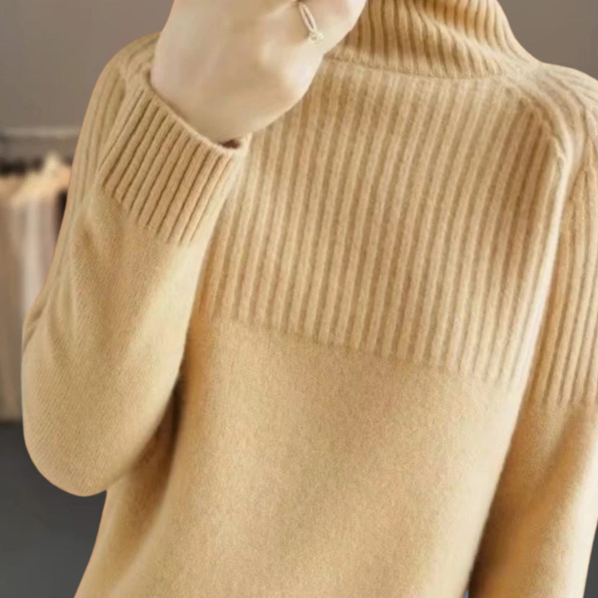 Damski luźny sweter z prążkowanej dzianiny z domieszką kaszmiru i golfem