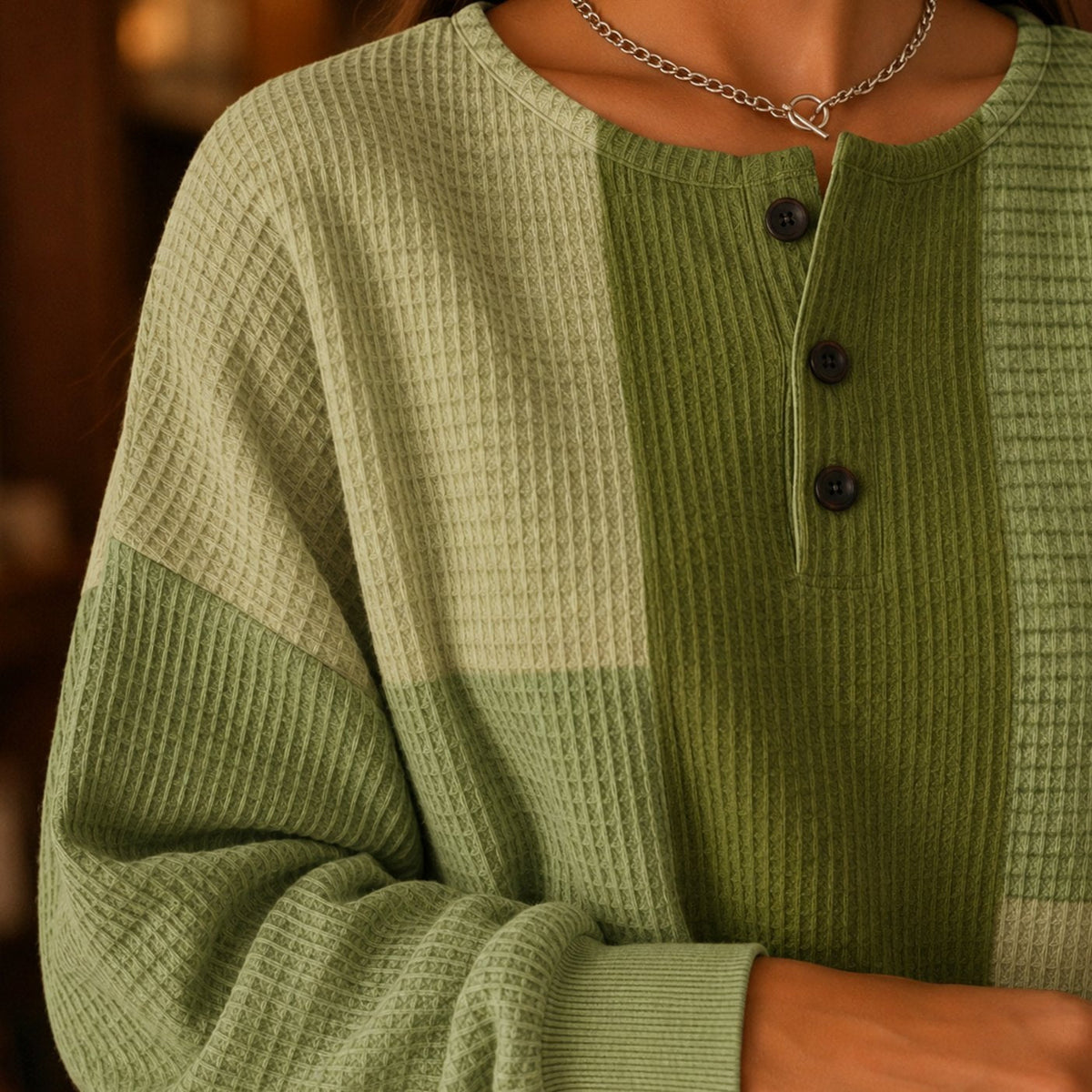 Damski sweter o luźnym kroju z dzianiny waflowej, z kolorowymi panelami i zapięciem henley