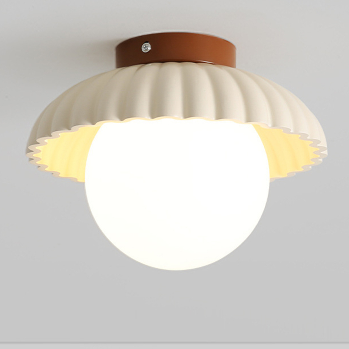 Żelazna lampa sufitowa do montażu bezpośredniego z żebrowanym matowym szklanym kloszem w kształcie kuli