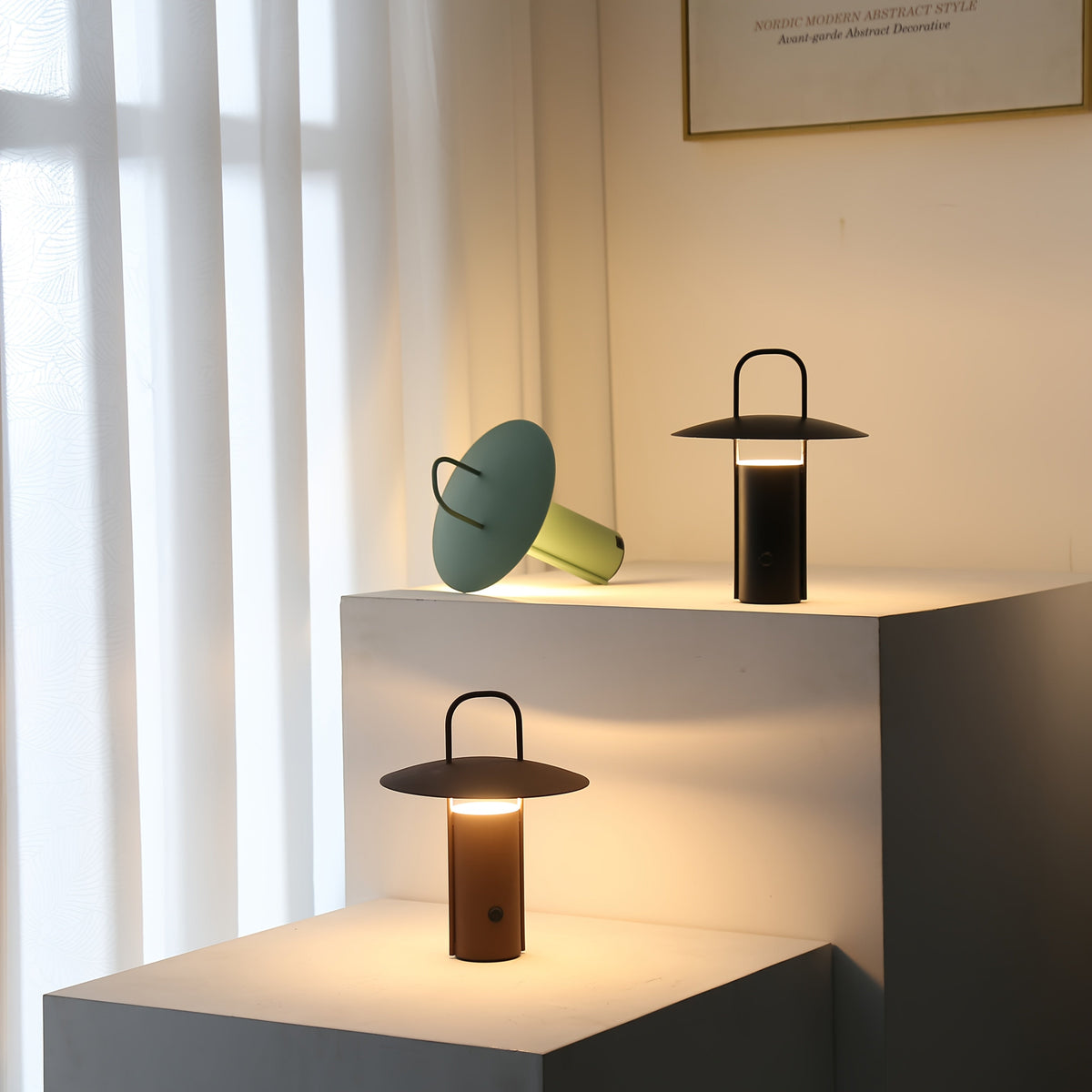 Minimalistyczna metalowa lampa stołowa z kopułowym kloszem, akumulatorem i dotykowym sterowaniem