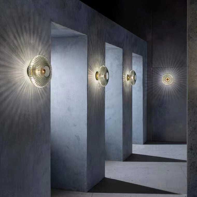 Nordycka vintage lampa ścienna z prążkowanym szklanym dyskiem o falistej fakturze