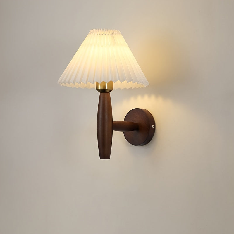 Nordycka drewniana lampa ścienna przy łóżku z plisowanym kloszem