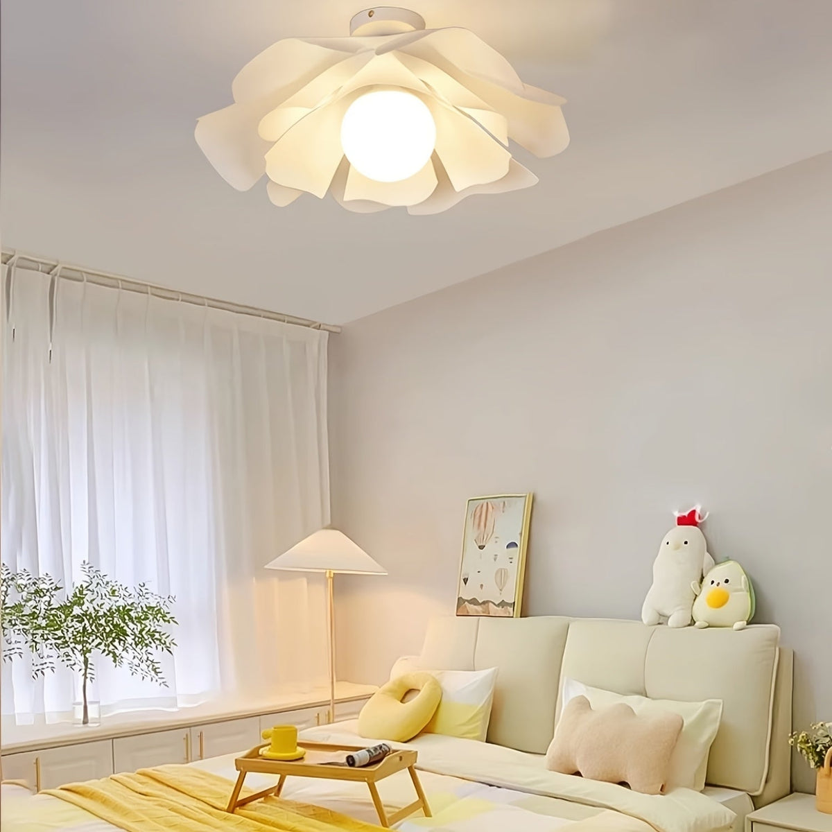Rzeźbiarska półprzylegająca lampa sufitowa w kształcie rozkwitającego kwiatu z płatkami róży