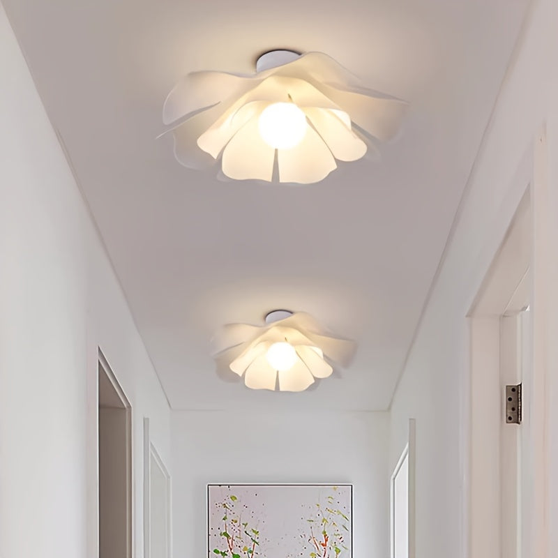 Rzeźbiarska półprzylegająca lampa sufitowa w kształcie rozkwitającego kwiatu z płatkami róży