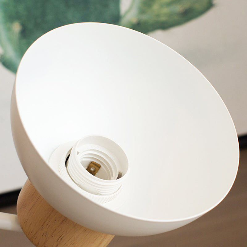 Nordycka minimalistyczna lampa ścienna z drewnianą rzeźbą ptaka siedzącego na gałęzi