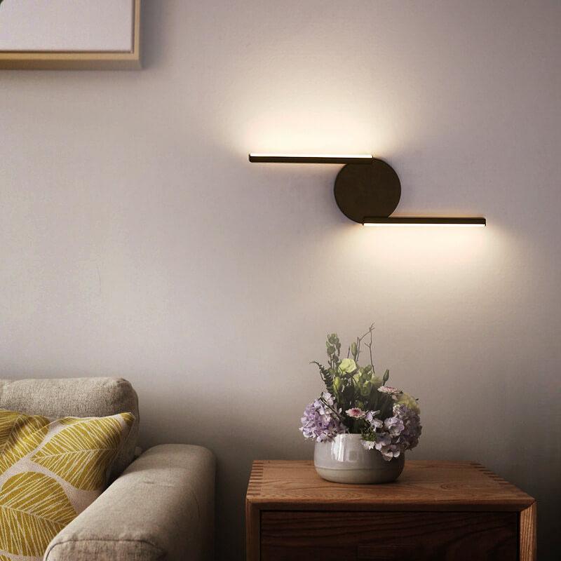 Minimalistyczna lampa ścienna z zakrzywionym łukiem, sylwetką i poświatą aureoli