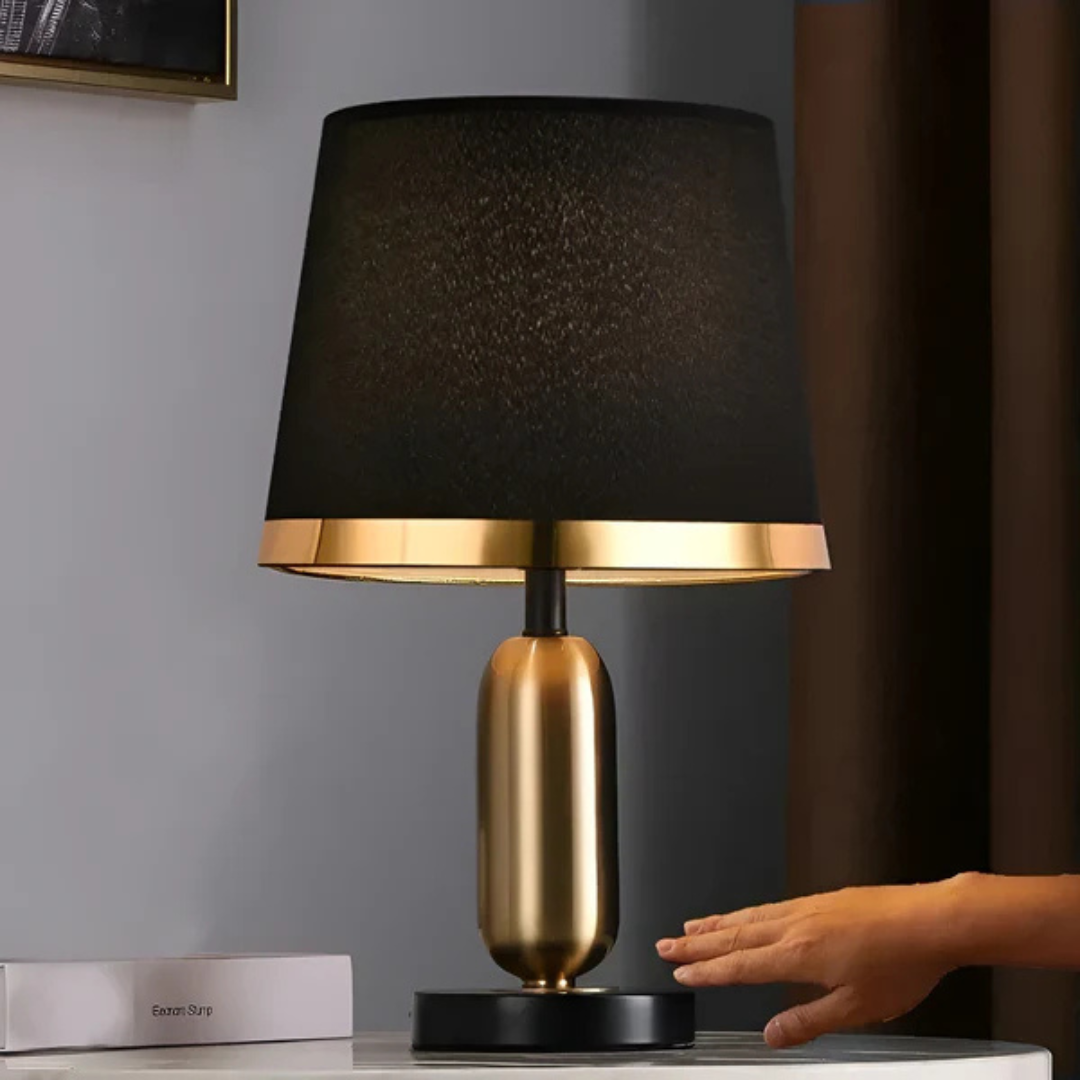 Akcentowa lampa stołowa w stylu vintage retro z materiałowym kloszem i metaliczną podstawą
