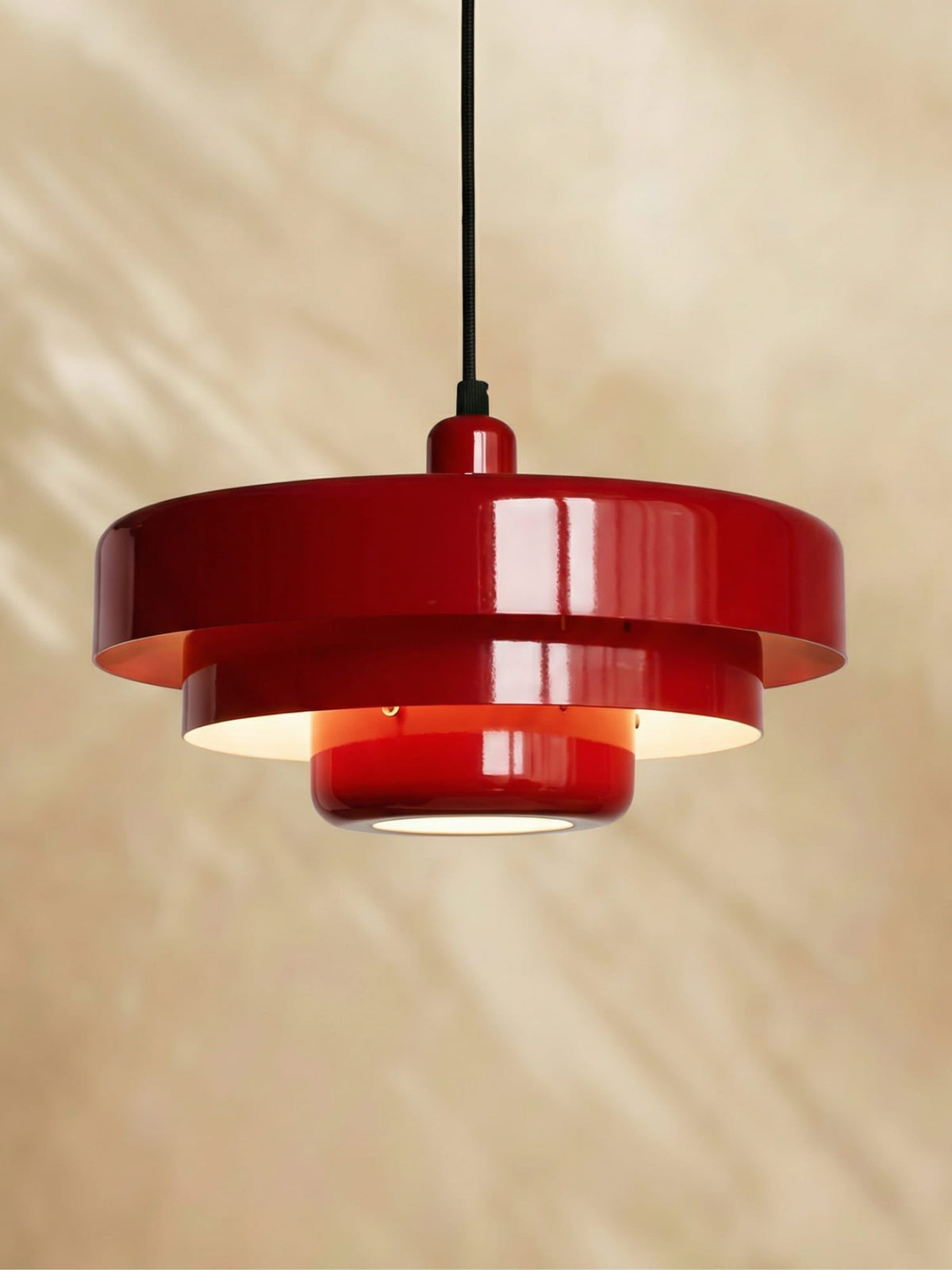 Metalowa lampa wisząca retro inspirowana stylem Bauhaus, z mocowaniem przyssawkowym