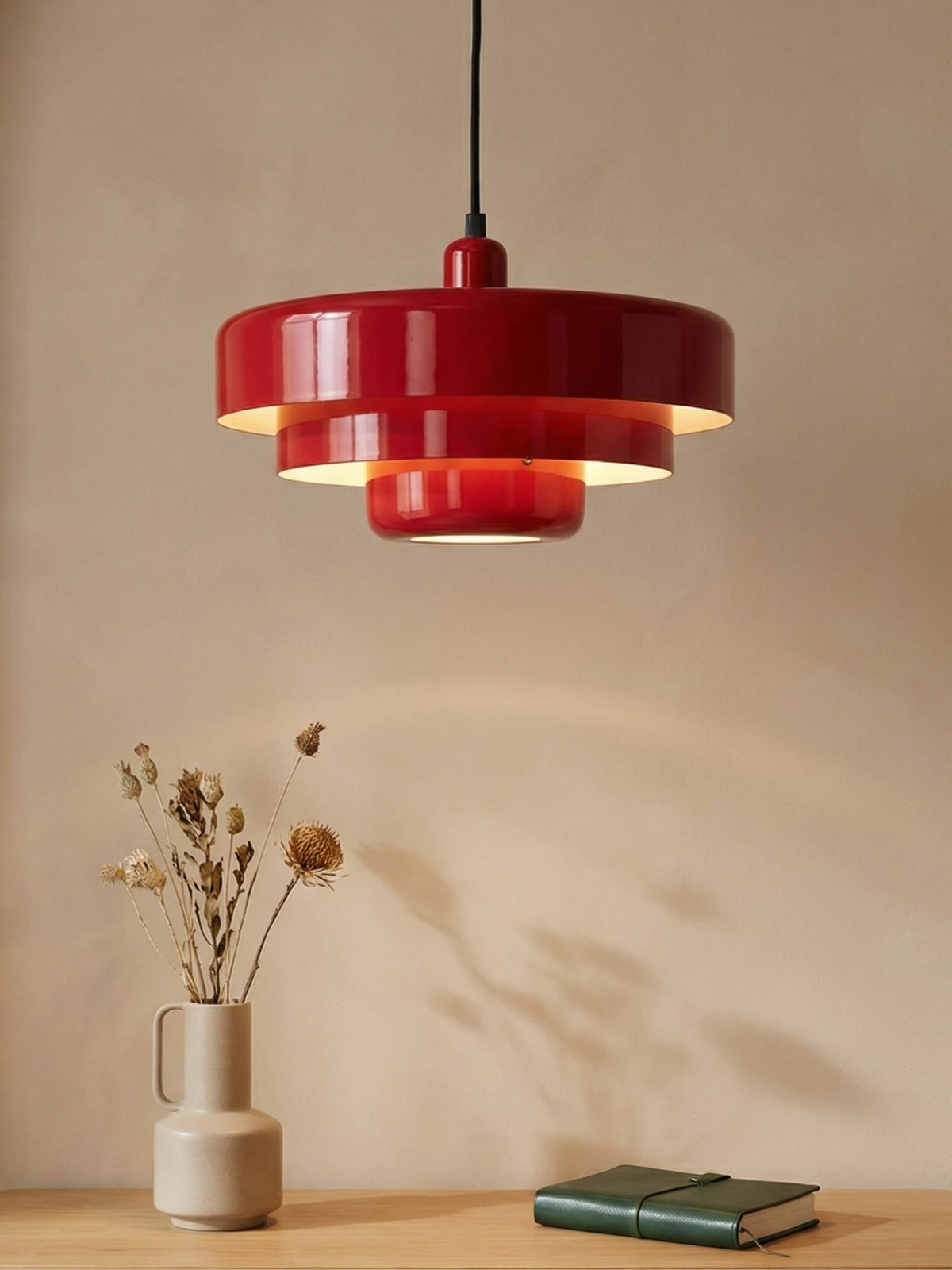 Metalowa lampa wisząca retro inspirowana stylem Bauhaus, z mocowaniem przyssawkowym