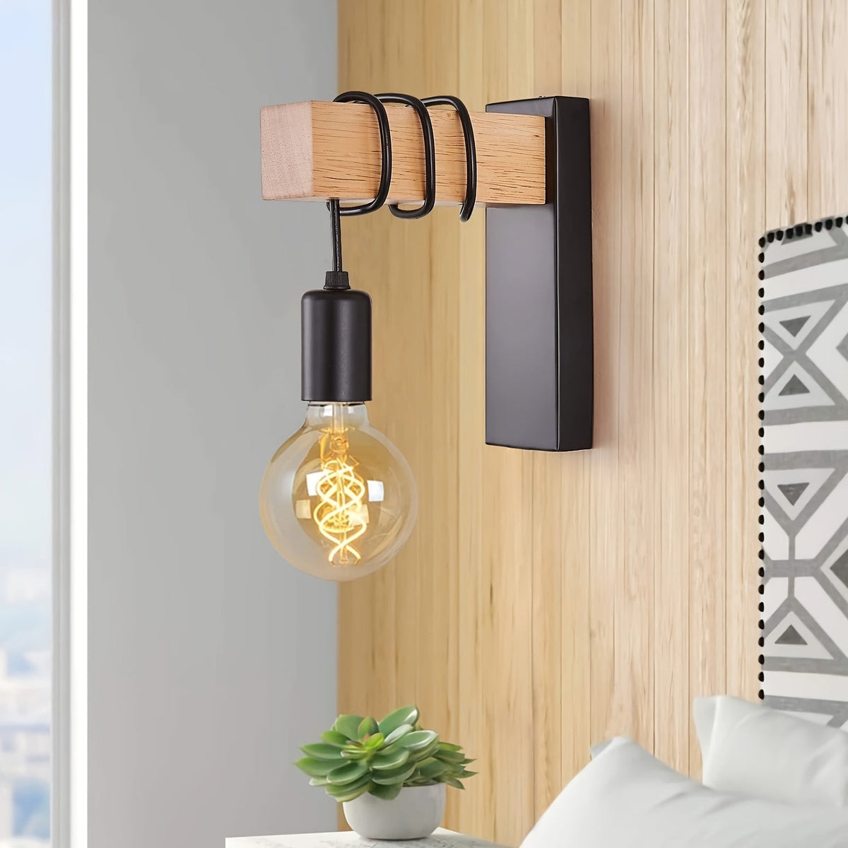 Industrialna lampa ścienna z drewna i metalu z odsłoniętą żarówką