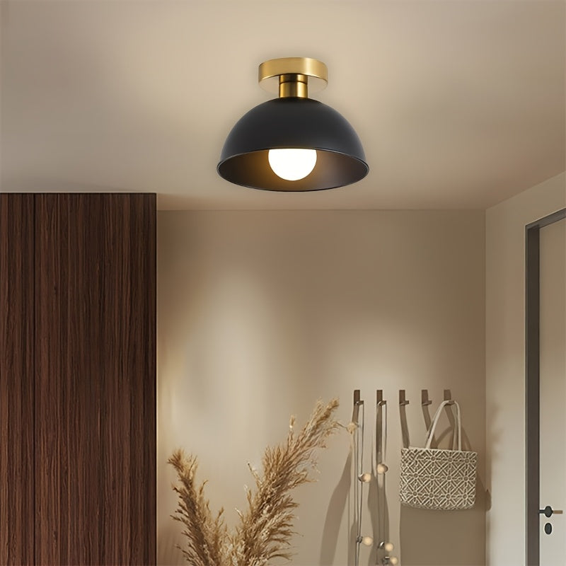 Minimalistyczna matowa metalowa półprzylegająca lampa sufitowa w kształcie kopuły