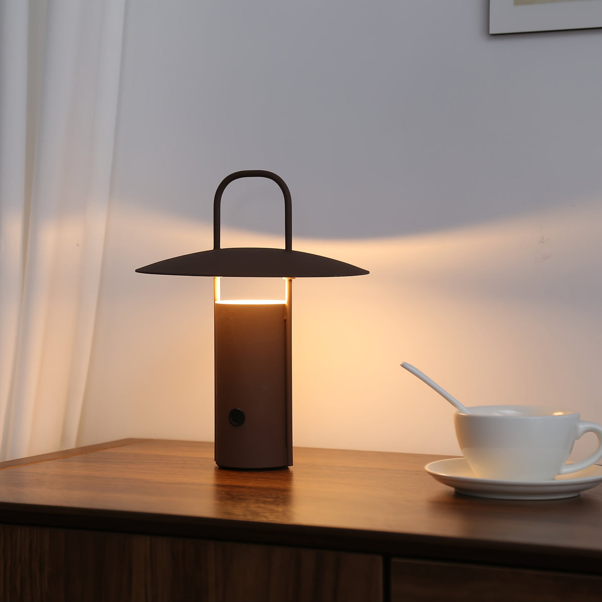 Minimalistyczna metalowa lampa stołowa z kopułowym kloszem, akumulatorem i dotykowym sterowaniem