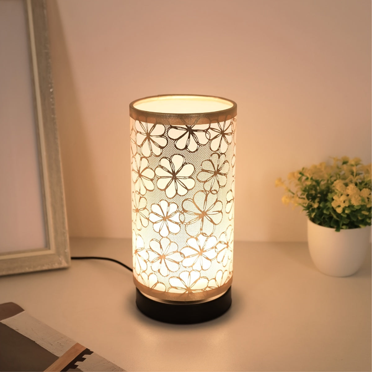 Nordycka lampa stołowa z materiałowym kloszem w słoneczniki i zasilaniem USB