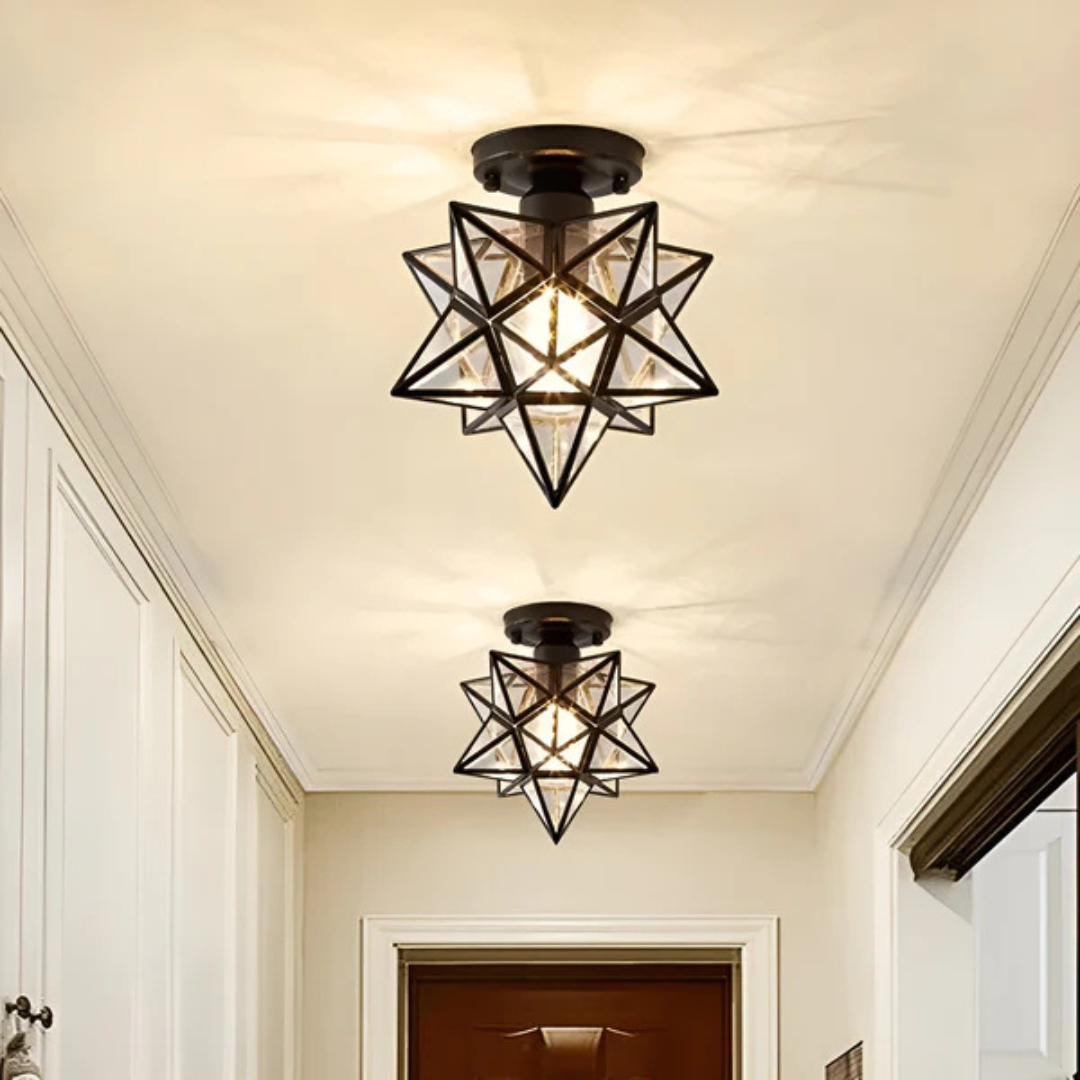 Lampa sufitowa z geometryczną ramą w kształcie gwiazdy i matowym szkłem