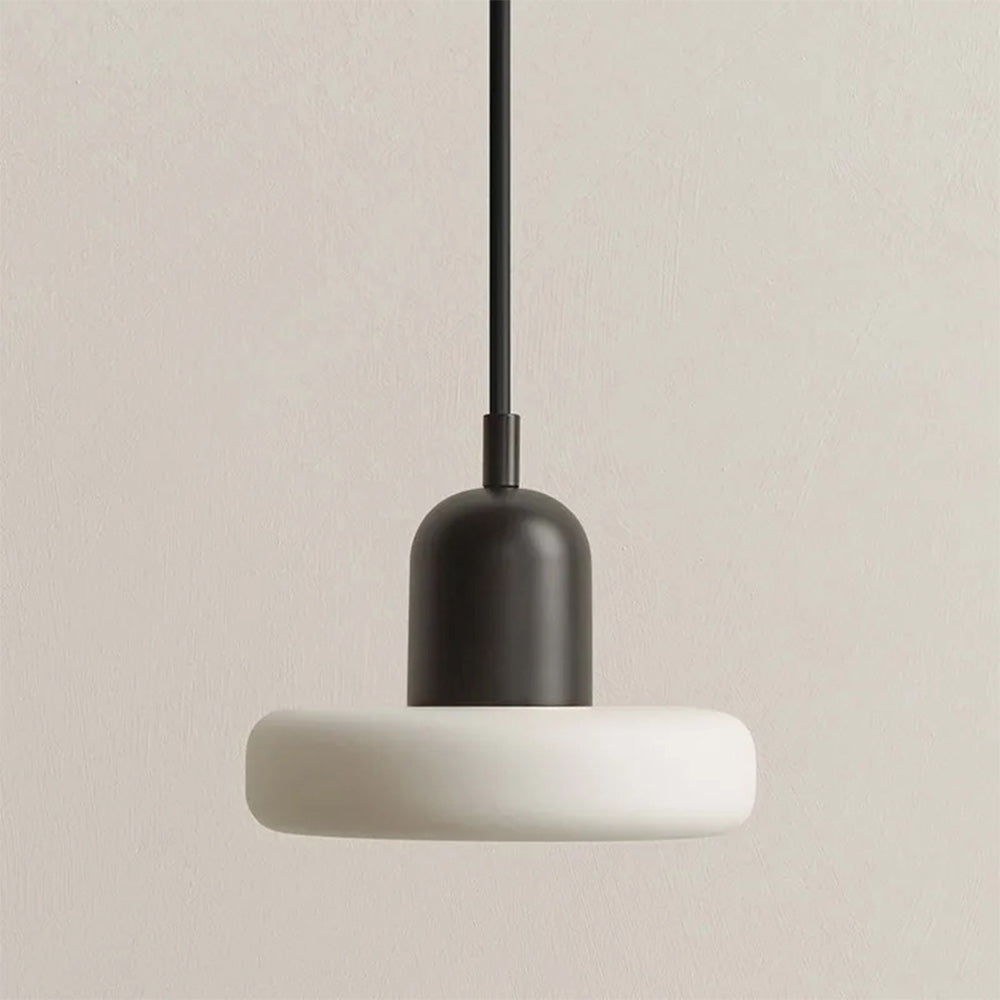 Skandynawska minimalistyczna wisząca lampa z gładkim kopułowym kloszem z matowego szkła