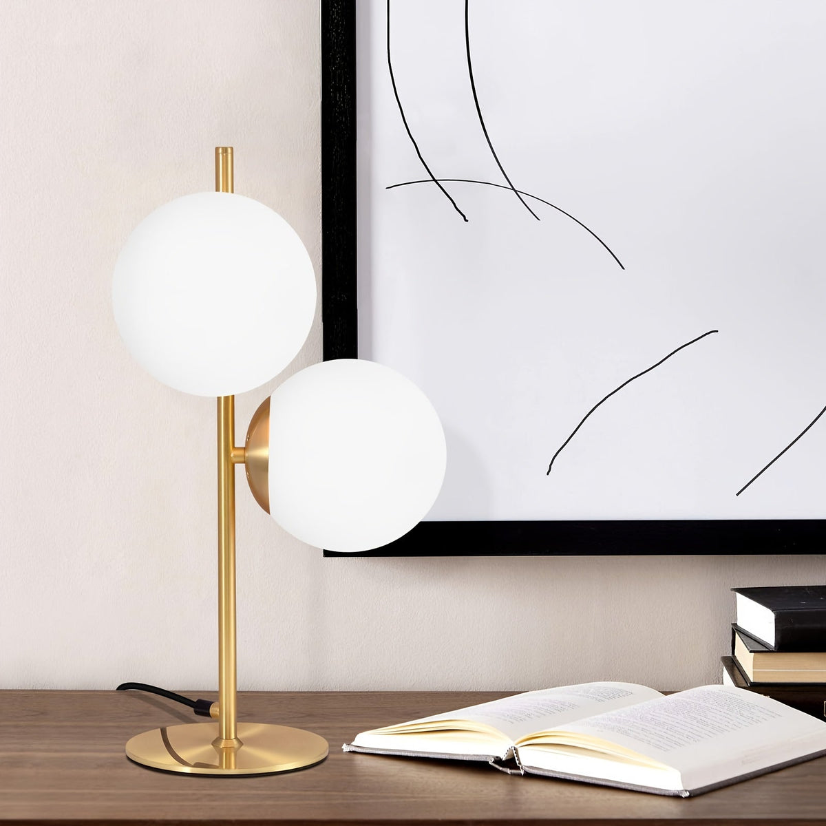 Industrialna elegancka lampa stołowa z mosiężną ramą i kulistym kloszem z matowego szkła