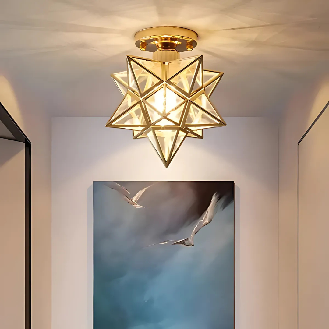 Lampa sufitowa z geometryczną ramą w kształcie gwiazdy i matowym szkłem
