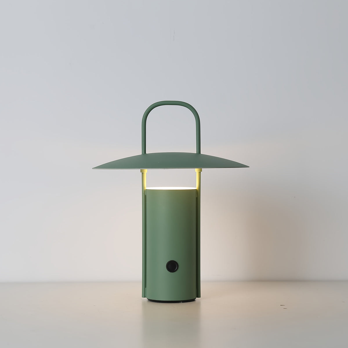Minimalistyczna metalowa lampa stołowa z kopułowym kloszem, akumulatorem i dotykowym sterowaniem