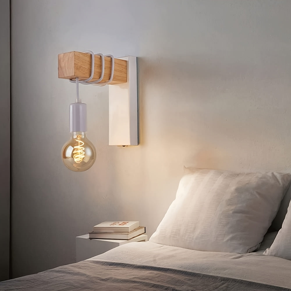 Industrialna lampa ścienna z drewna i metalu z odsłoniętą żarówką