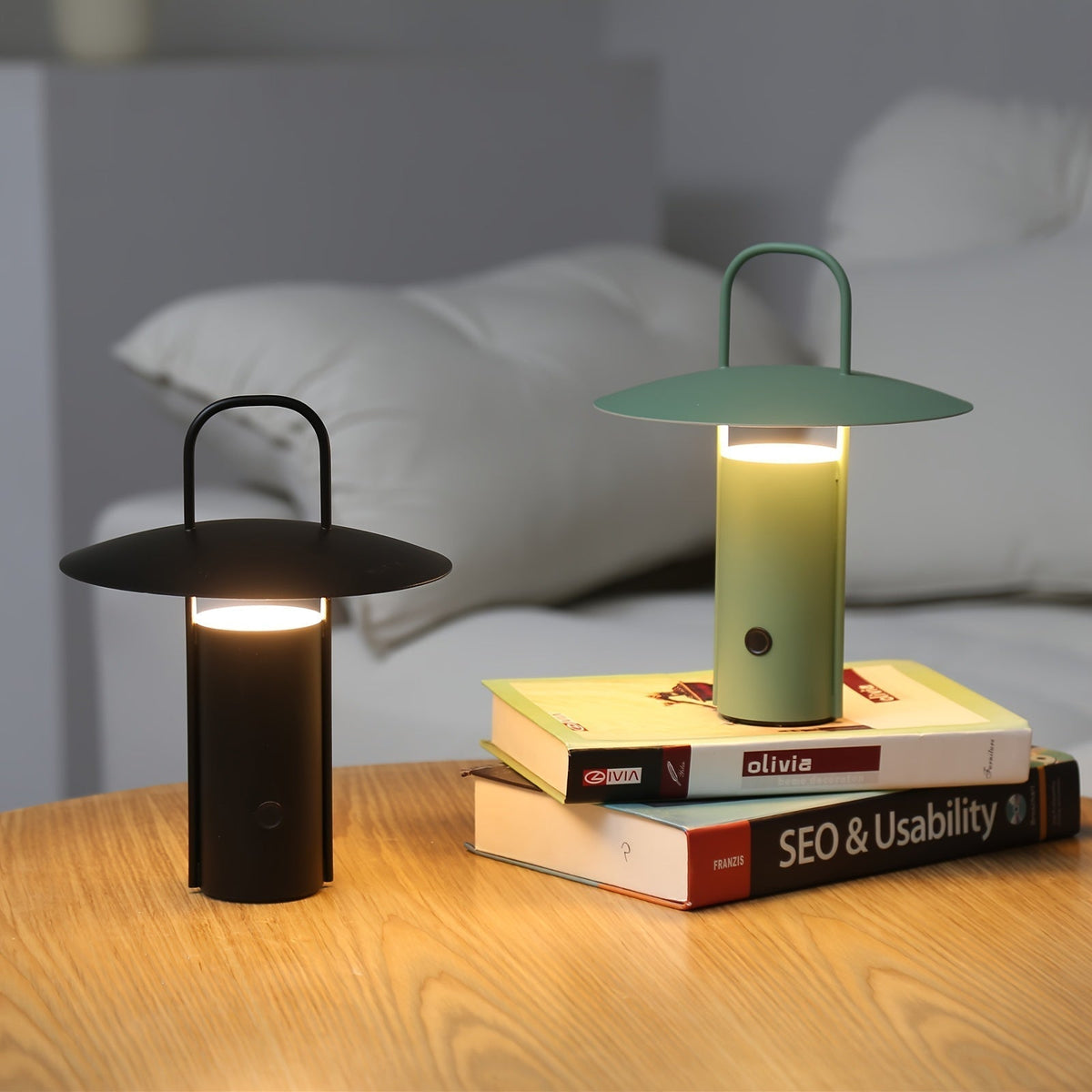 Minimalistyczna metalowa lampa stołowa z kopułowym kloszem, akumulatorem i dotykowym sterowaniem