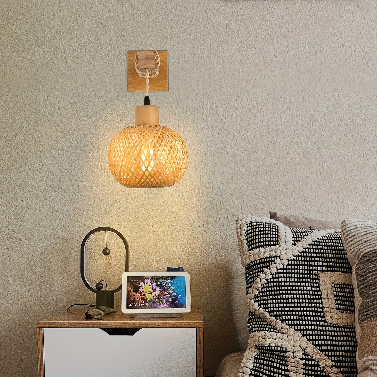 Rustykalna lampa ścienna w stylu boho z ręcznie plecionego rattanu i drewna