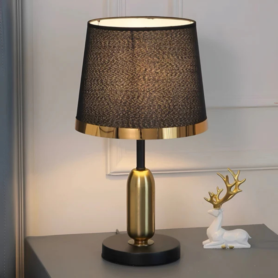 Akcentowa lampa stołowa w stylu vintage retro z materiałowym kloszem i metaliczną podstawą
