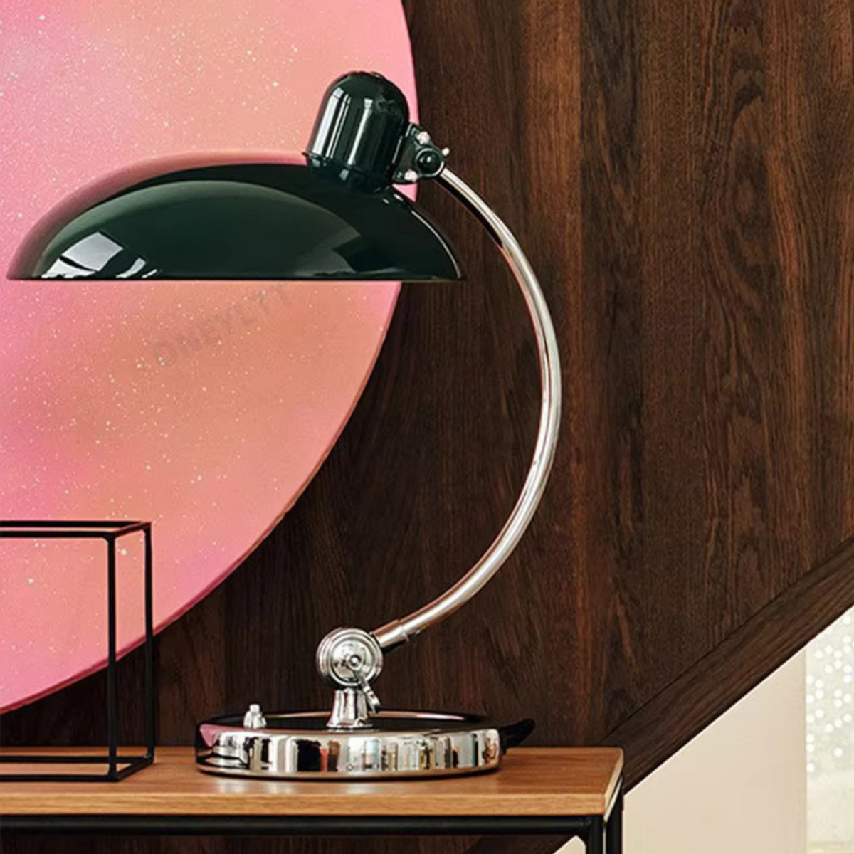 Rzeźbiarska chromowana lampa stołowa z zakrzywionym ramieniem w stylu Bauhaus i skandynawskim