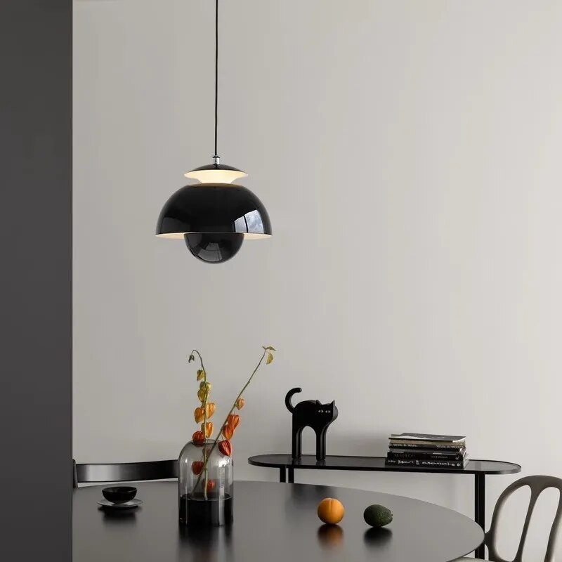 Skandynawska rzeźbiarska nordycka lampa wisząca z metalu w kształcie pąka kwiatu